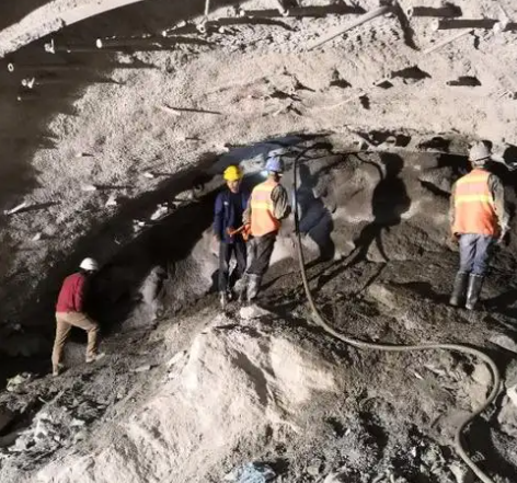 改则拱顶带模注浆料的施工流程及注意事项